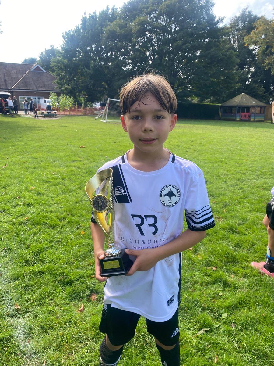 The u9s played Stowting Tigers in their Division 1 away fixture and they had their shooting boots on. Sonny (5) Louie (3) , Arlo (2) Maddox and Reuben were all on the scoresheet against a very spirited Stowting team. Sonny with his 5 goals won this weeks mom