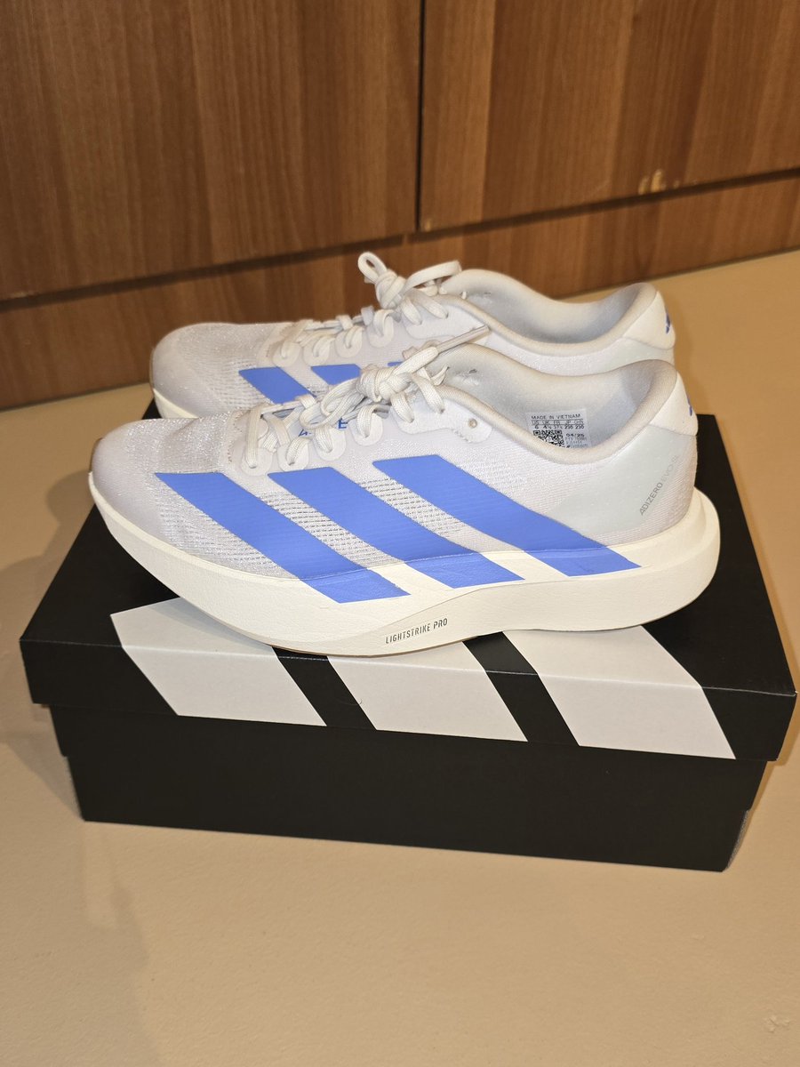 sabsrina14's tweet photo. [WTS] [MY 🇲🇾]

Adidas Adizero Evo SL Running Shoes

✅️ Ready Stock 
Condition: Lightly used
Reason: size is too small for me :( 
Size: UK 4.5 / US 6 Unisex
Price : RM500 (can nego!)
Postage or meet up at PJ area
DM for further negotiation

#Adidas #adizeroevosl #Runningshoes https://t.co/6fF6gu1Hw7
