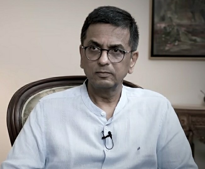 SRINIVASAN : विवादित स्थल में मूर्ति रखना हिन्दू पक्ष के खिलाफ क्यों नही गयी.

DY CHANDRACHUD : आप भूल जाते हैं पवित्र स्थल को अपवित्र करने की शुरुआत 500 साल पहले मस्जिद निर्माण के साथ हुई थी.

श्रीनिवासन जैन ने इस एक लाइन में चंद्रचूड़ के भीतर बैठा हुआ सांघी बाहर निकाल दिया.