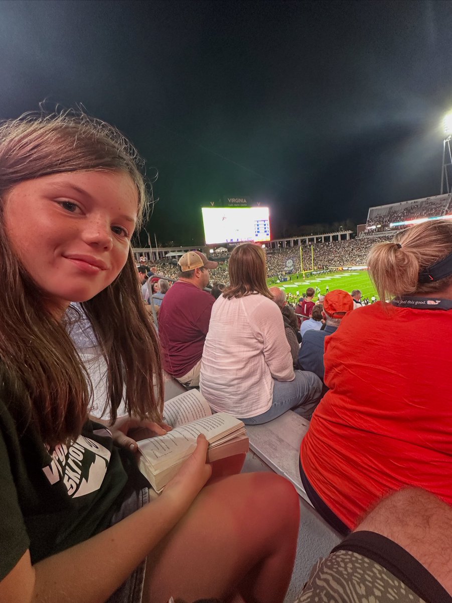 My girl - the only one in Scott Stadium last night reading her book. 🤣
#wahoowa #uva