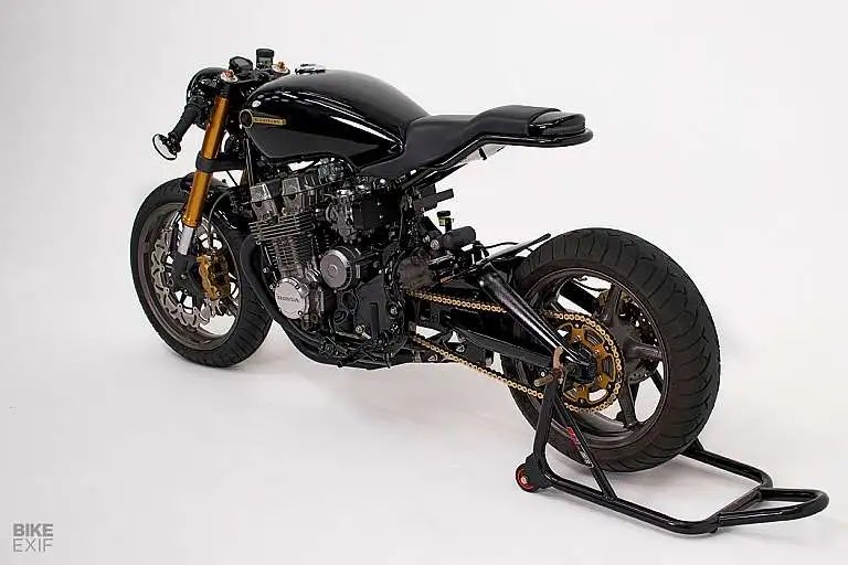 '93 ホンダ CB750ナイトホークを、Colin Darling氏がカフェレーサーにカスタマイズ❗️

強烈なエンジンを搭載しながら、現代のスポーツバイクのような乗り心地に。

塗装は、シンプルな非メタリックブラックに光沢のあるクリアコート。

bikeexif.com/honda-cb750-ni…