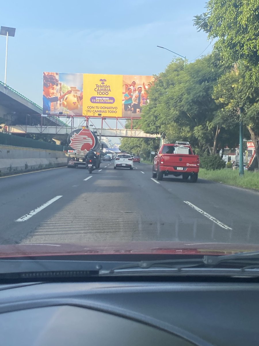 RousGarduno's tweet photo. ⁦@Pemex⁩ ⁦@lopezdoriga⁩ ⁦@GobNau⁩ ⁦@Gob_Tlalne⁩  Que hace una pipa en el carril de alta en los centrales de Periférico altura Mundo E? Ni UNA sila@patrulla de tránsito nunca…. https://t.co/nXxCdGOhuK