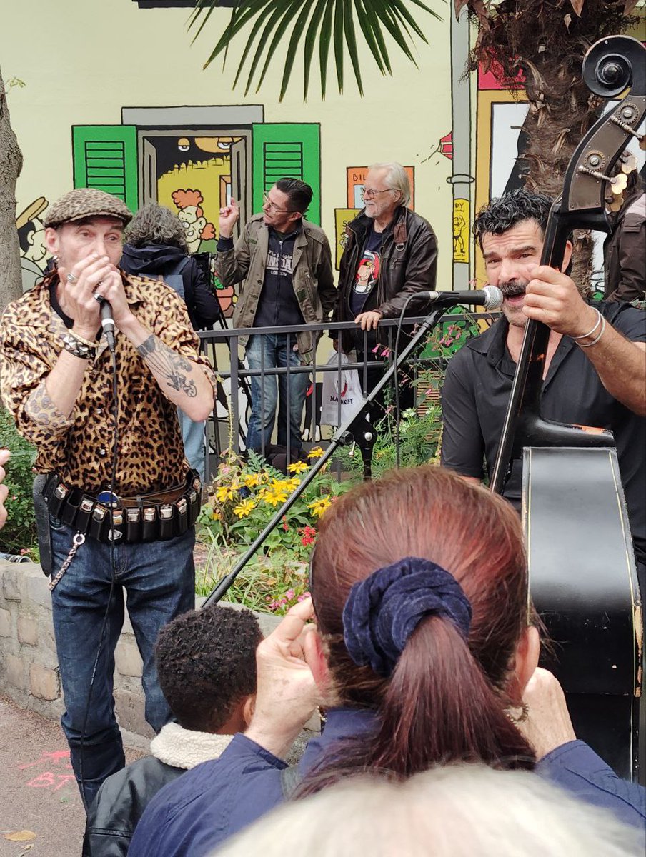 BFavarel's tweet photo. Inauguration de la fresque de Franck Margerin et en musique à #Malakoff  à l'occasion du Rendez-vous de la BD à #Malakoff.
J'y ai croisé @PronestiRoger. https://t.co/SPMMKd4kTg