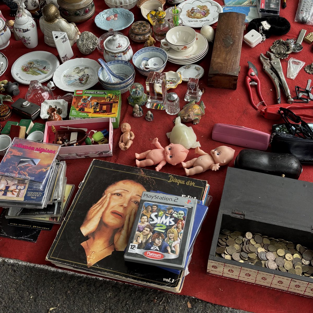 toradowa's tweet photo. found a rare gem at a market in lisbon …. ts2 my beloved https://t.co/EMf66BxHQU