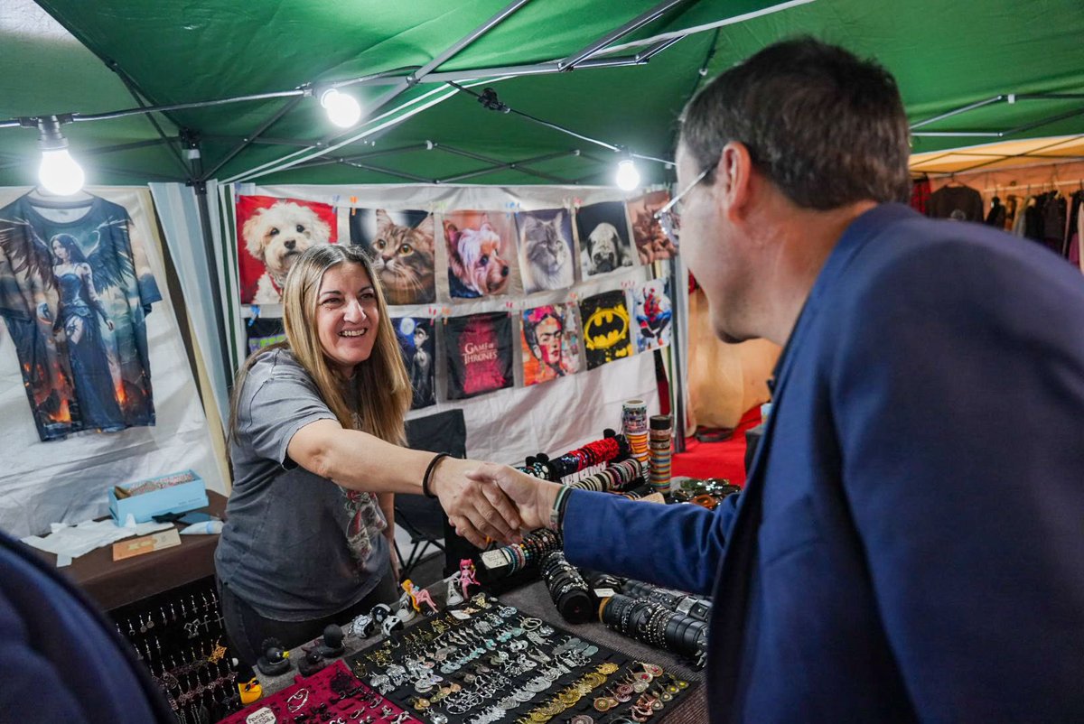 🍈 Apostar por nuestros agricultores locales es apostar por nuestro futuro.

En La Albuera, el melón es trabajo, identidad y calidad. La X edición de la Feria del Melón nos recuerda que cuidar el cultivo y apoyar a nuestros productores es la mejor inversión para nuestros pueblos.