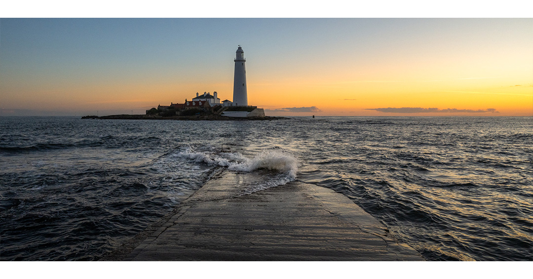 A few shots from St Mary's #LightHouse in #WhitleyBay. Strong golden #sunrise colours but few clouds.  Fairly calm seas too.

#creativephotoadventures
