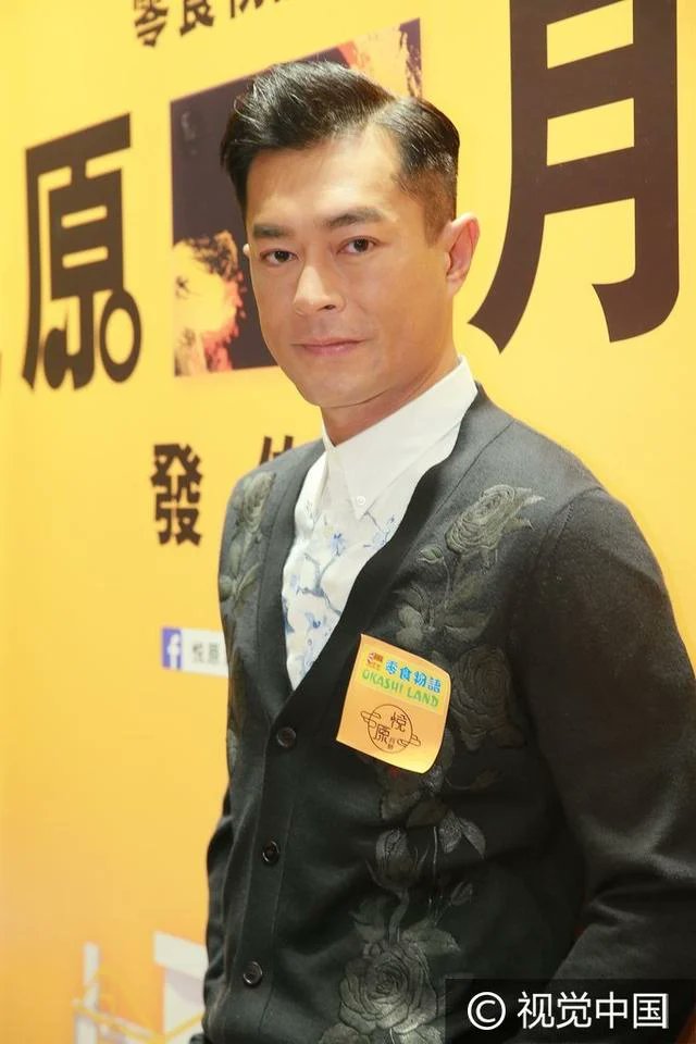 sai_garparty2's tweet image. 古天樂と月餅
古天樂は、自身の月餅のプロモーションイベントに出席した。
イベントには、月餅のプロモーションビデオで母親役を演じた卢觅雪（Michelle）、同作で息子役を演じた吴肇轩（Ng Siu Hin）も出席した。
古天樂が食べているのは月餅ではないような❓🤔

#古天樂
#ルイス・クー