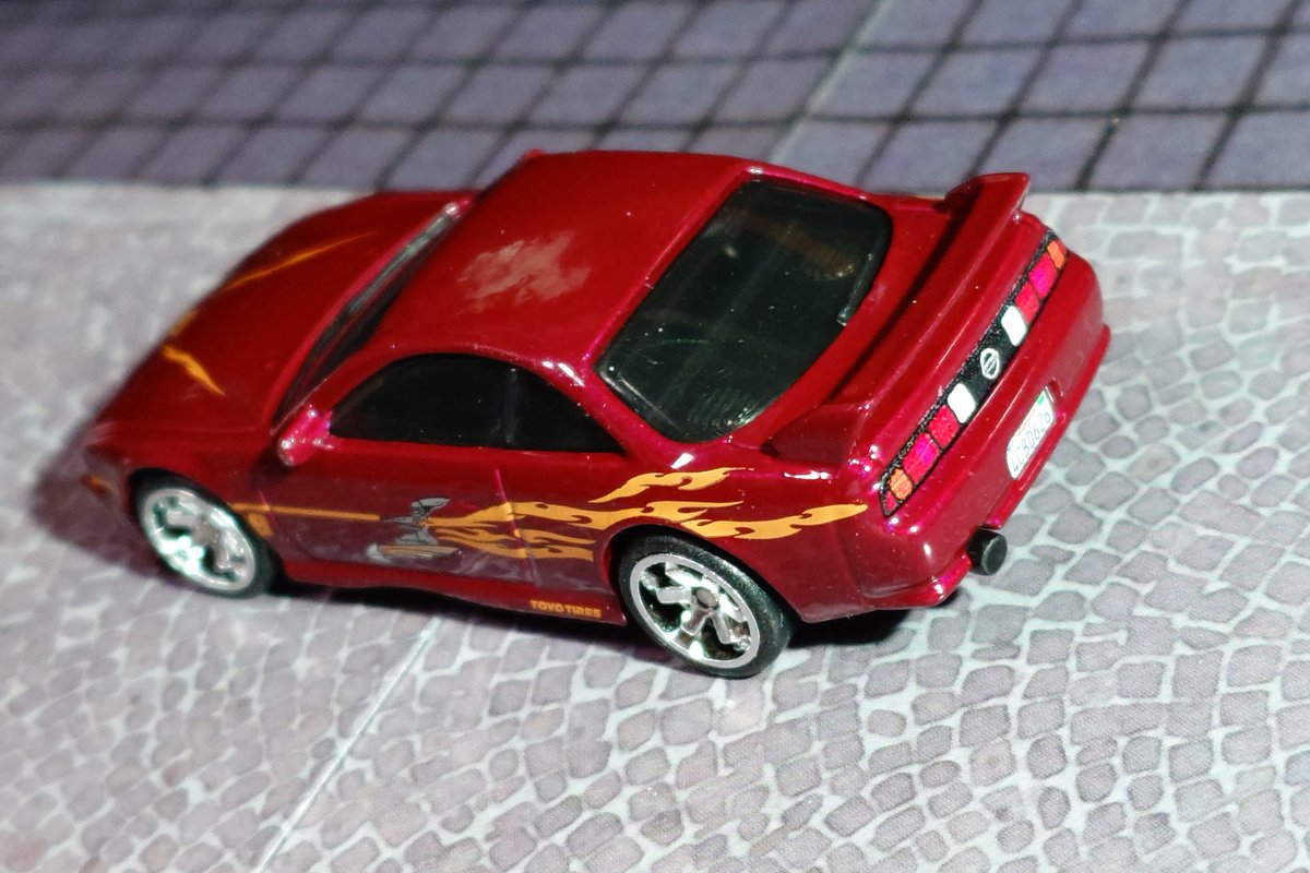 HotWheelの240SX。
S14後期のミニカーなんて珍しいのでつい買ってしまった。裏には240SXじゃなくSilvia S14って書いてあるけどw