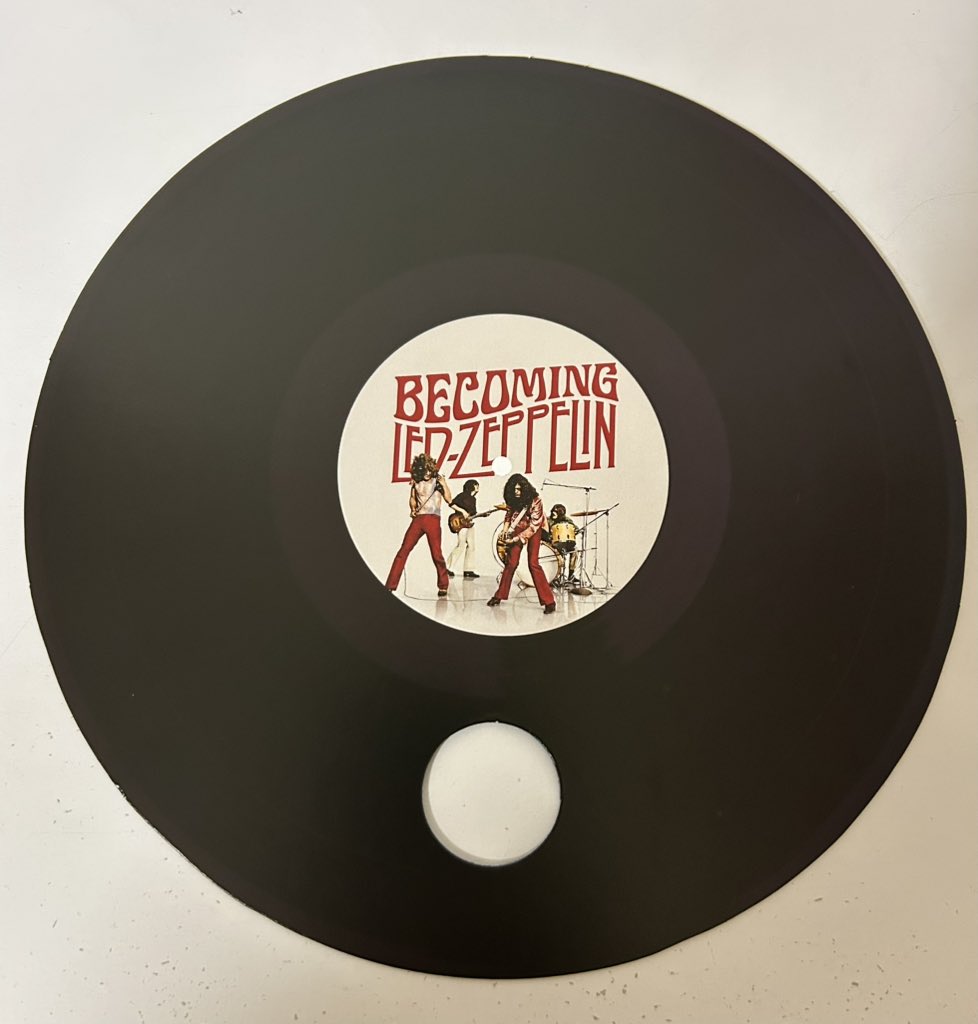 "BECOMING LED ZEPPELIN"を観た。タイトル通りの内容で、ビジネスマンPAGEが素晴らしい。絶品のライブ演奏も❤️。
メンバー3人のインタビューが中心だけど、最後のボンゾの声でホロリ。
半世紀以上聴いているけど、死ぬまでファンでいたい。