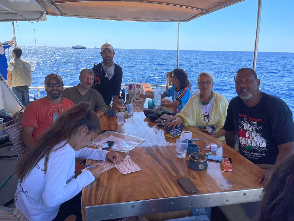 m_eminyildirim's tweet photo. Gemiler demirleyince komşu gemileri ziyaret ediyoruz. Ayçin hanım, Mandela’nın torunu Mandla Mandela ve diğer arkadaşlar…
Konu tabi ki: Gazze…
@Aycin_Kantoglu https://t.co/qEsdRdPUbT