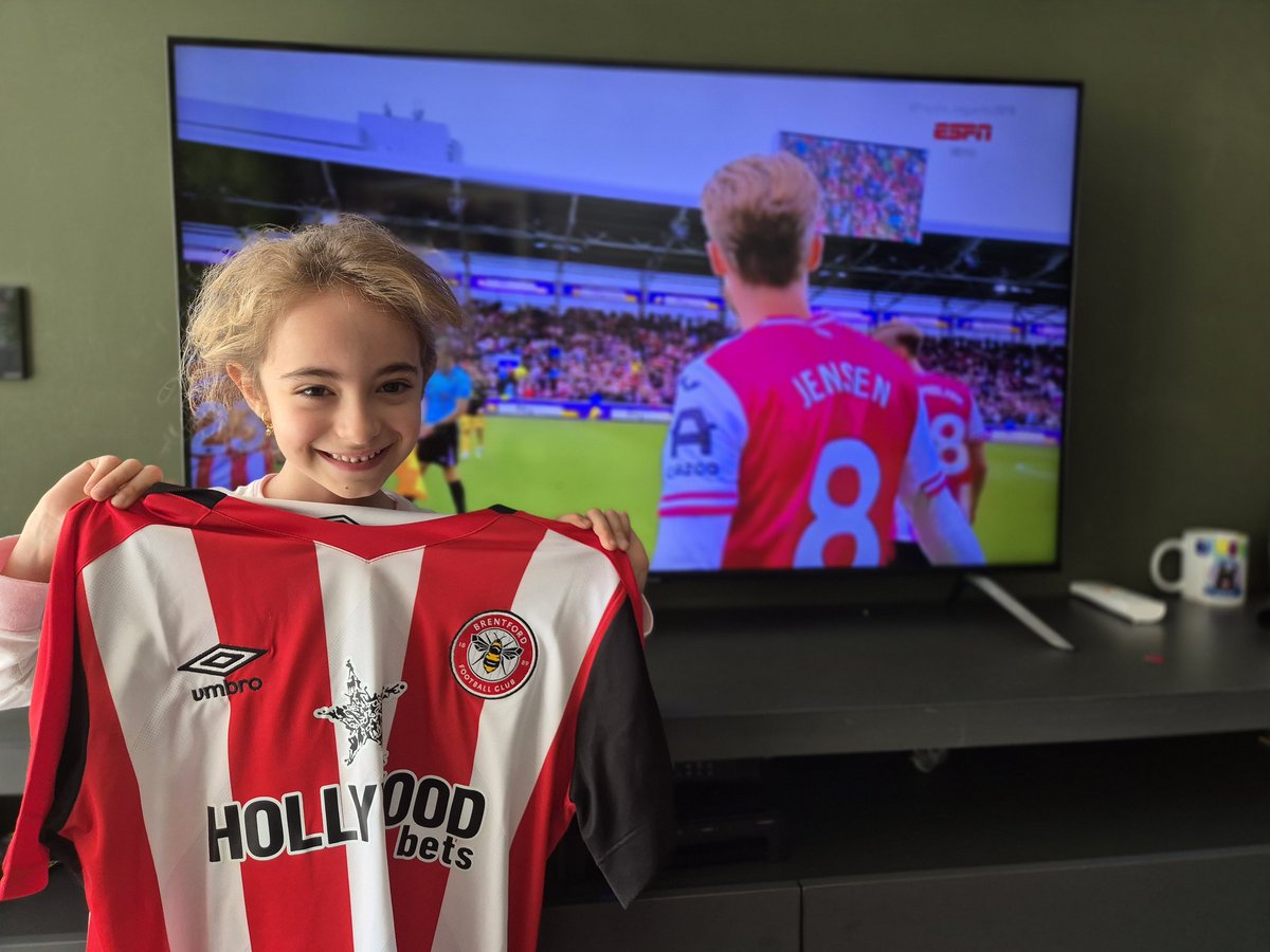 mahluna's tweet photo. @BrentfordFC waked up early to see the Brentford's show!!! From Brazil!!! https://t.co/Zflwz7t5oy
