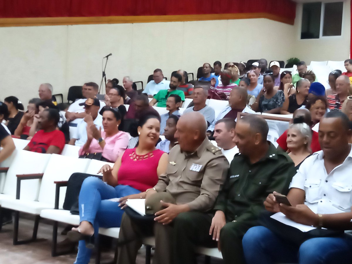 Participamos en la sesión ordinaria de la Asamblea Municipal del municipio Cabecera Avileño, con la presencia del jefe del Ejército Central  diputado por el territorio y el Gobernador Alfre Menéndez Pérez. #CiegodeÁvila  #PoderPopular