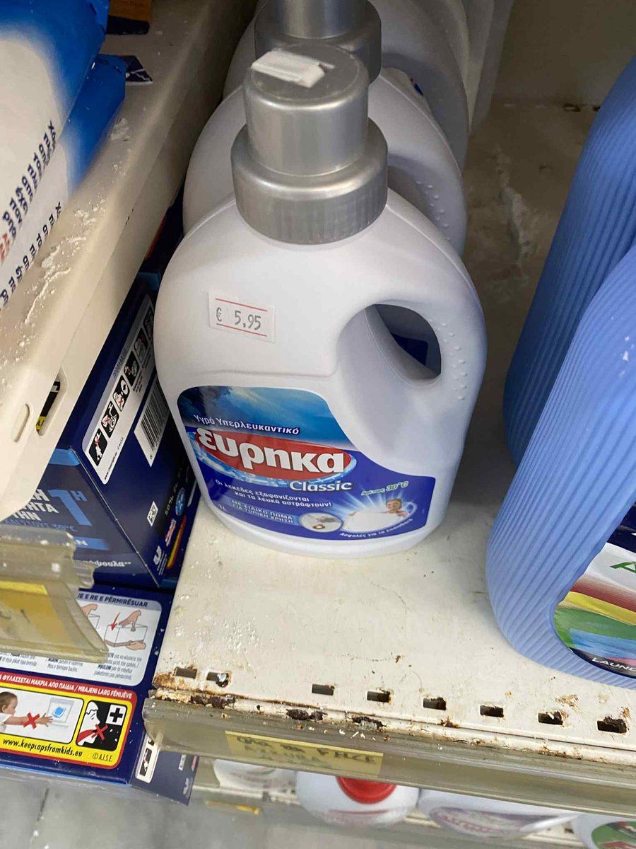 #αισχροκέρδια
Υγρό λευκαντικό Εύρηκα του 1lt (το προτιμώ από την σκόνη γιατί μπαίνει πάνω στον Λεκέ)
Σκλαβενίτης: 7,18
Μεγάλο μπακάλικο στο νησί: 5,95. 
1,23 ευρώ/20,67% ακριβότερο.
Ξανατονίζω πως το μπακάλικο αγοράζει απο ΜΕΣΑΖΟΝΤΑ και όχι απευθείας.