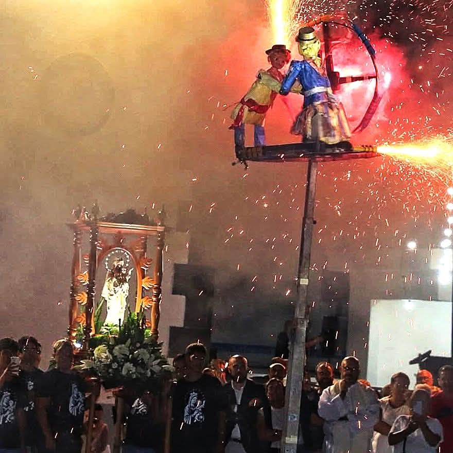 El viejo y la vieja es un fuego artificial centenario de los Hermanos Toste, ya sólo elaborado para las fiestas de La Punta de Abona, Arico, Tenerife. En la 1ª½ del XX los Toste cruzaban caminando la cumbre de la isla para traer los fuegos, el muñeco que queda de pie gana la riña