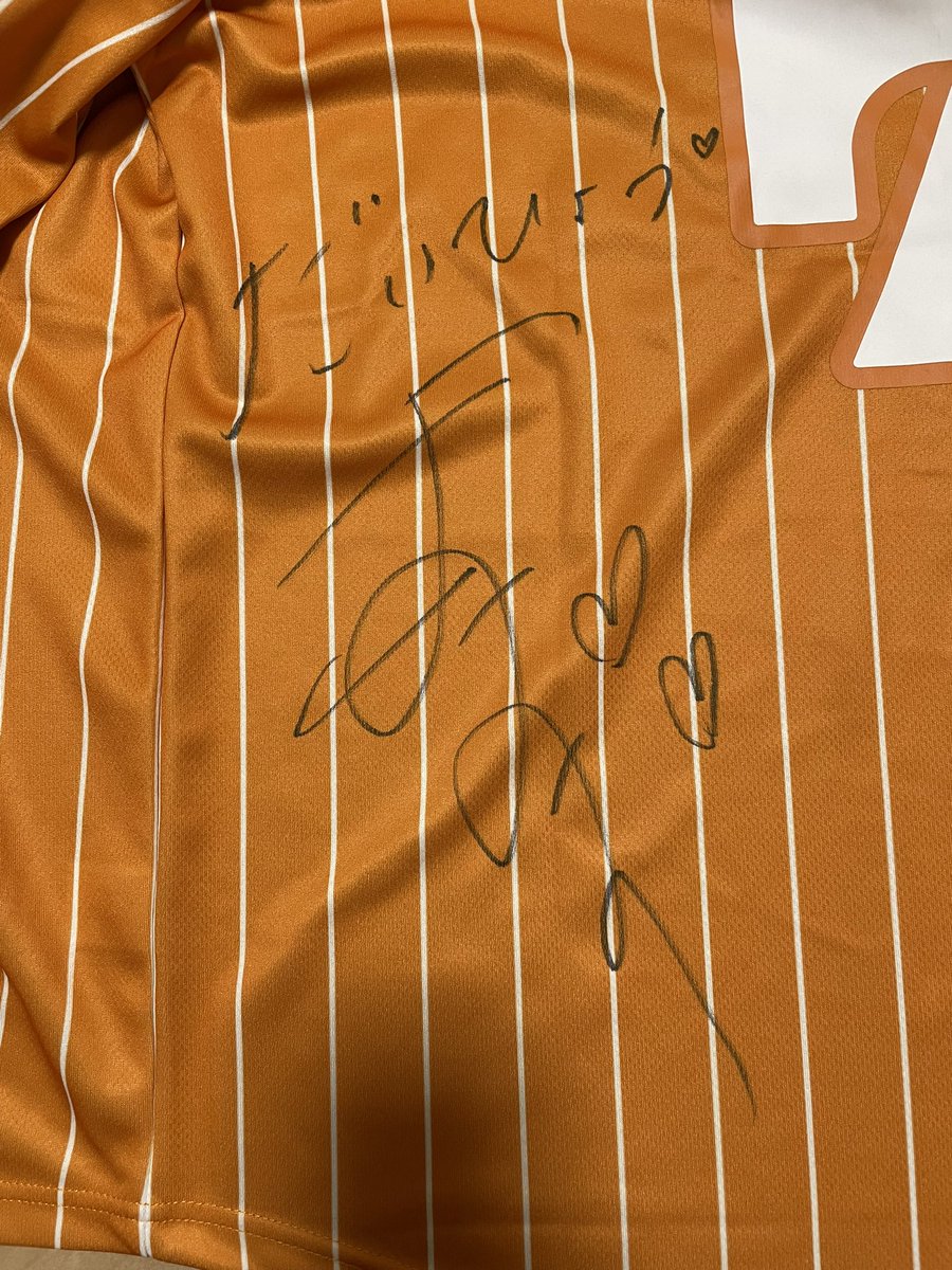 ochibi_minimum's tweet image. おすずの私物サイン会当たってもうた😭
名札のおかげでチェキお渡ししか行ってないのにおかえりくれたし、最後でお疲れやったやろうけどスローペースな関西弁でまったり喋れてとてもほっこりしたし可愛かった🥹
そしてビジュがほんまに大優勝で改めて推しててよかったなって思えた🧡
会話はALTへ（初）