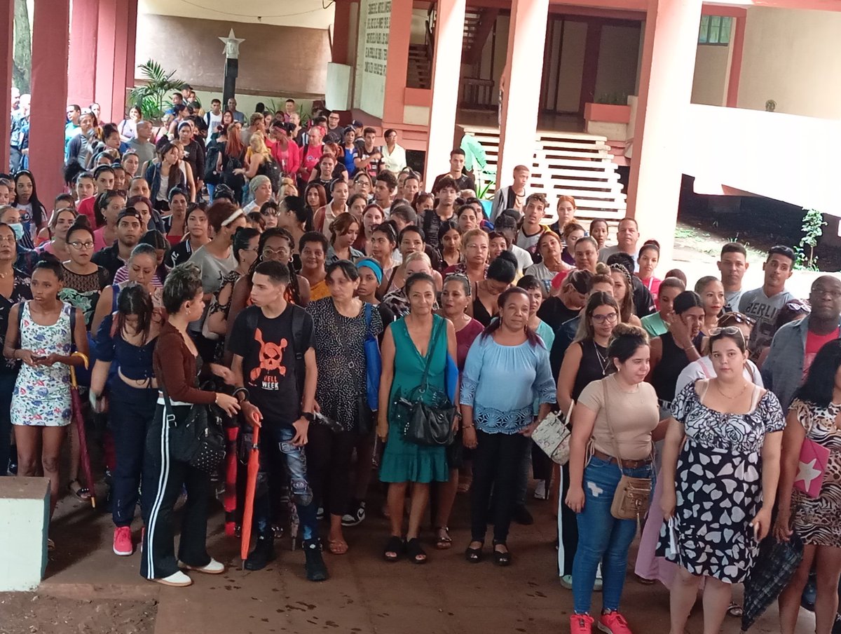 En la Universidad de Moa estudiantes de la Facultad de ciencias Sociales y Económicas realizan matutino en apoyo y solidaridad con el hermano pueblo de Venezuela 
<a href="/CubaMES/">MES</a> <a href="/UniversidadMoa/">Universidad de Moa Dr. Antonio Núñez Jiménez</a> <a href="/yurisley_valdes/">Yurisley Valdes Mariño</a>