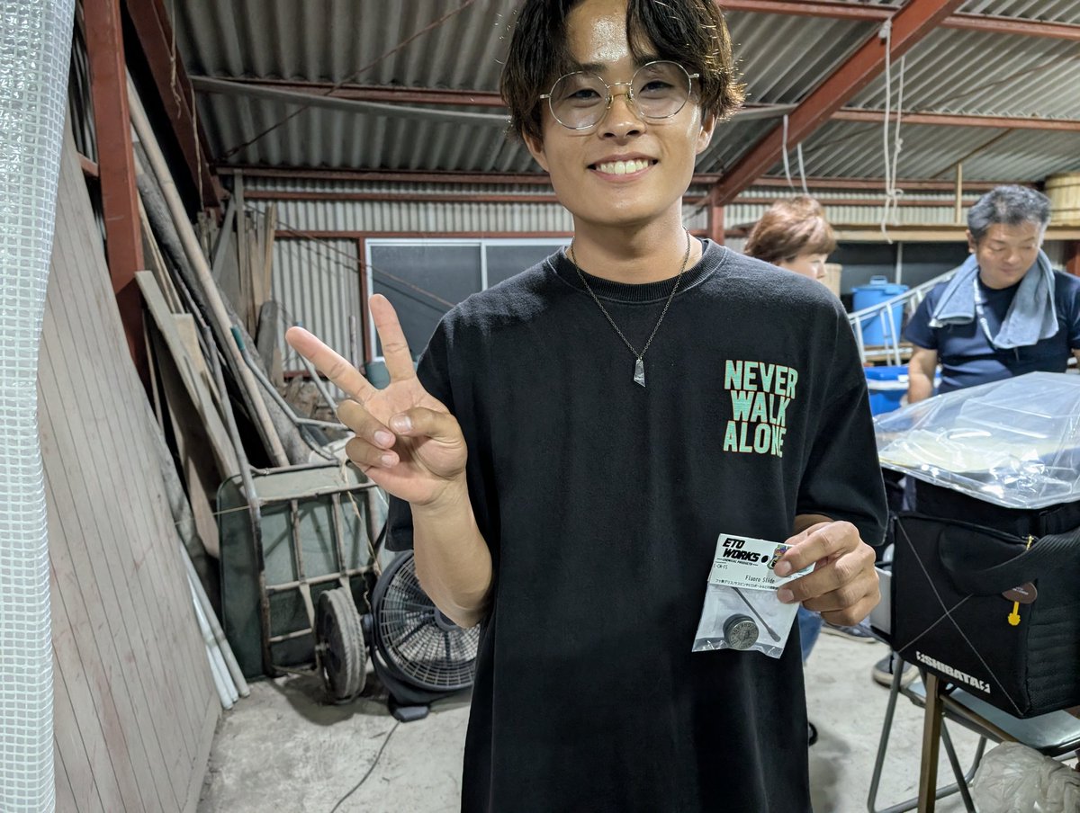 KagoshimaDRIFT's tweet photo. CCドリフトミーティング リターンズ!
優勝はエロ師!
景品はパンドラさんのFC!!
おめでとうございます♪
じゃんけん大会は…
よっしーさんがETOworksさんのフッ素グリスをゲット!😍
そして…
ryoさんがPandoraRCのハコスカをゲット!!😚
おめでとうございます✨
#PandraRC
#ETOworks https://t.co/dhgfDIdfRR