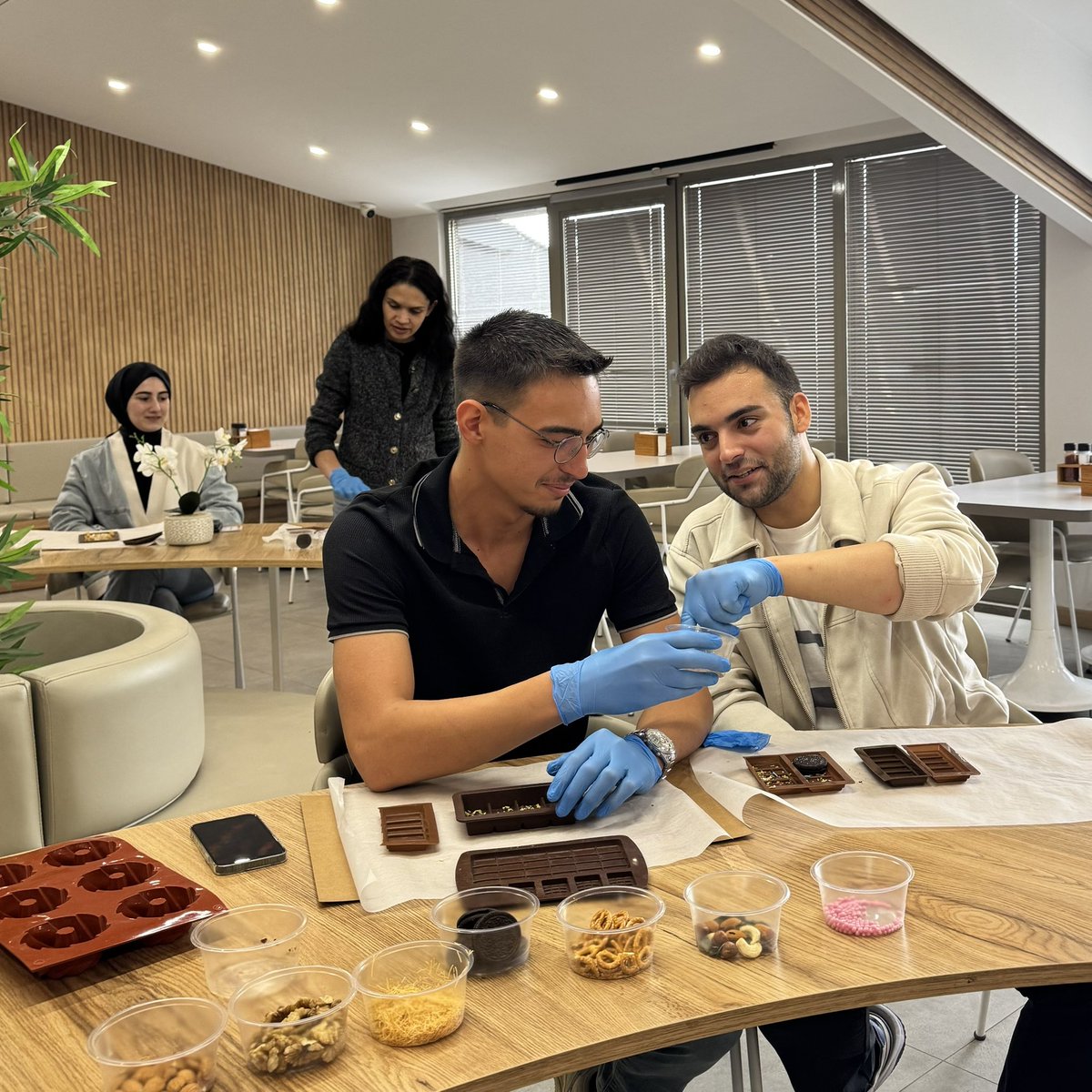 HaliciGroup's tweet photo. #BREAKFORFUN etkinliklerimiz hız kesmeden devam ediyor!
Bugün ekibimizle birlikte el yapımı çikolata atölyesinde keyifli ve lezzet dolu anlar yaşadık. 🍫
Bir sonraki etkinlikte görüşmek üzere!
#HALICI #halıcıgroup #team #success #Breakforfun #TeamSpirit #ÇikolataAtölyesi https://t.co/70FfIZqdag