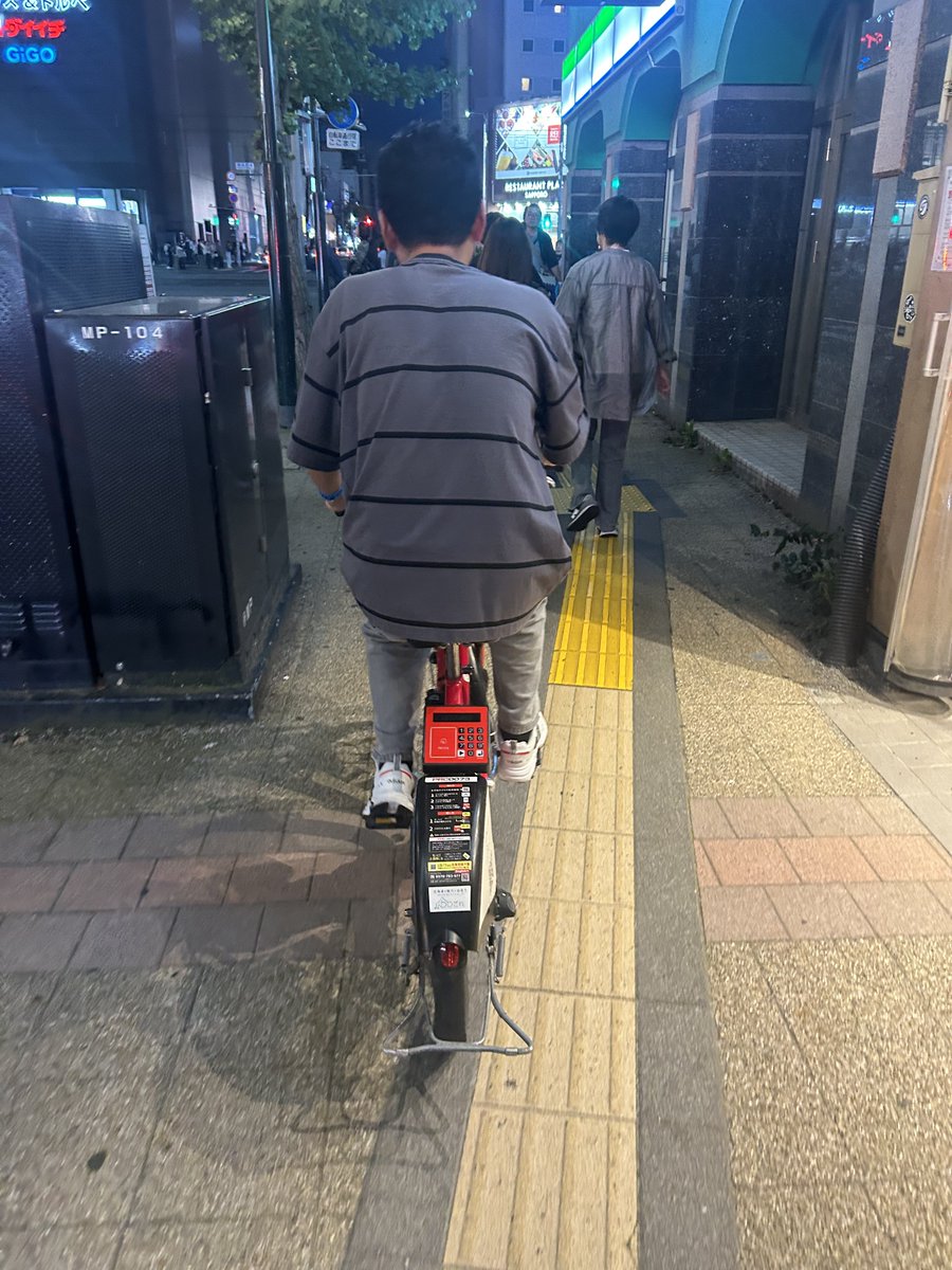 札幌の街を歩いてたら野生のチャリ乗ってるらいちゅうおったんだが