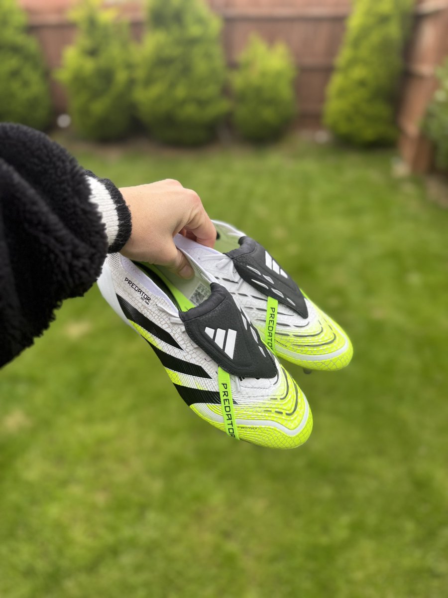 New wheels 😮‍💨
Ready for Guernsey away tomorrow ✈️
#upTheStreet ⚽️ 
<a href="/NewStreetLadies/">Andover New Street Ladies FC</a> 💚🖤