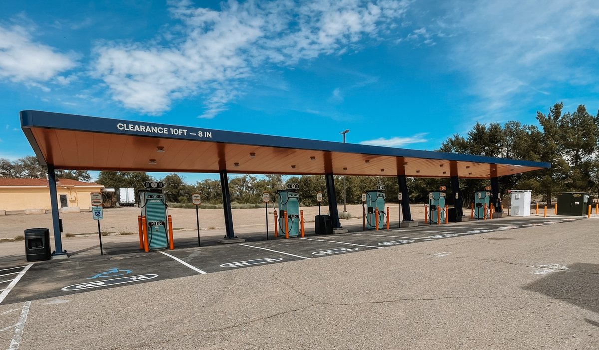 🌵 We’re live in Belen, New Mexico—our very first site in the Land of Enchantment!

⚡ 10 charging bays in walking distance from Long John Silver’s or the A&amp;W restaurant in case you need a quick bite.

Scope out the new digs: ionna.com/rechargery/bel…