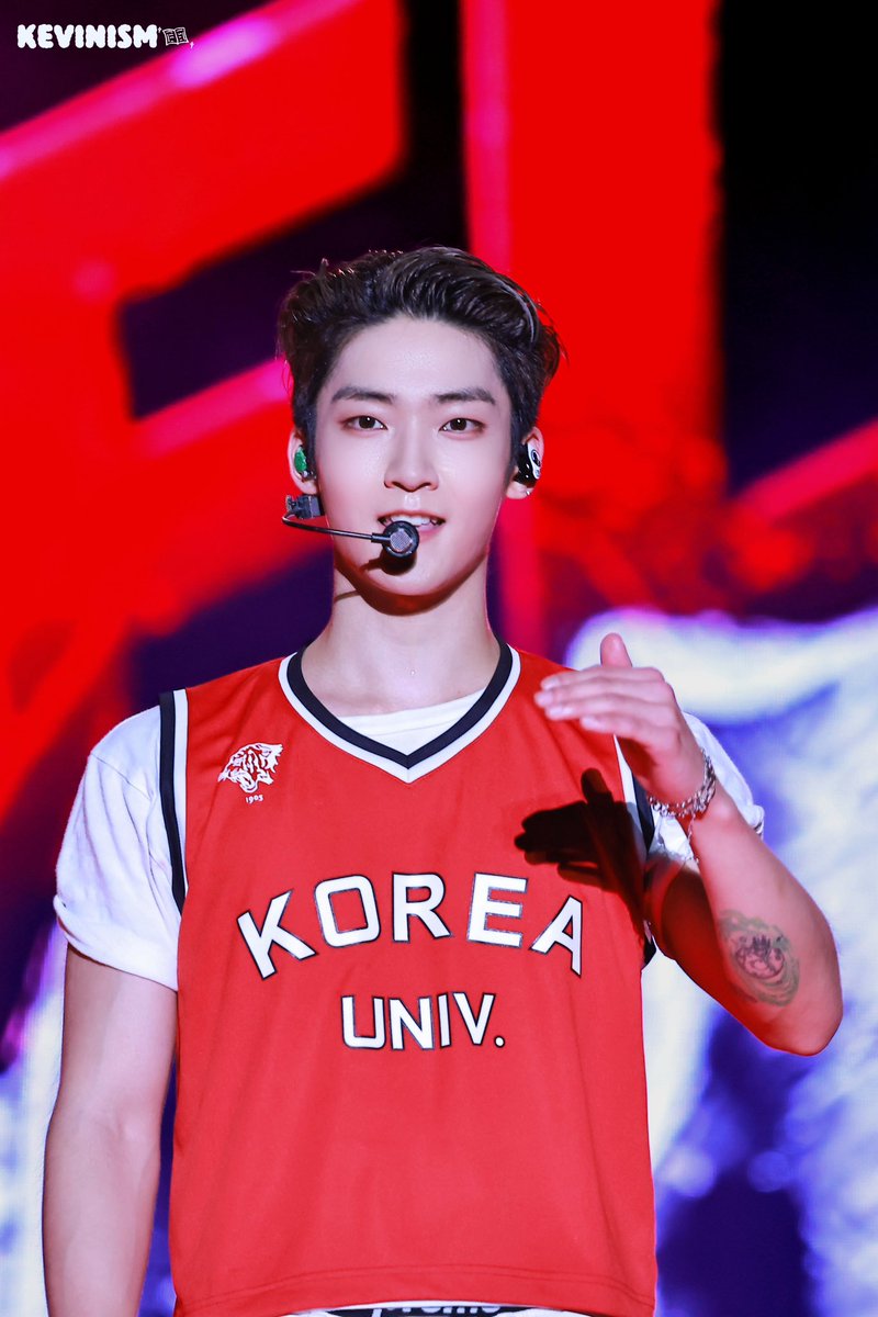 kevinism604's tweet photo. 250927 고려대 축제 입실렌티 

케빈 선배🎓

#Kevin #케빈 #문형서 #ケビン
#THEBOYZ #더보이즈 https://t.co/wjVJdpuJyY