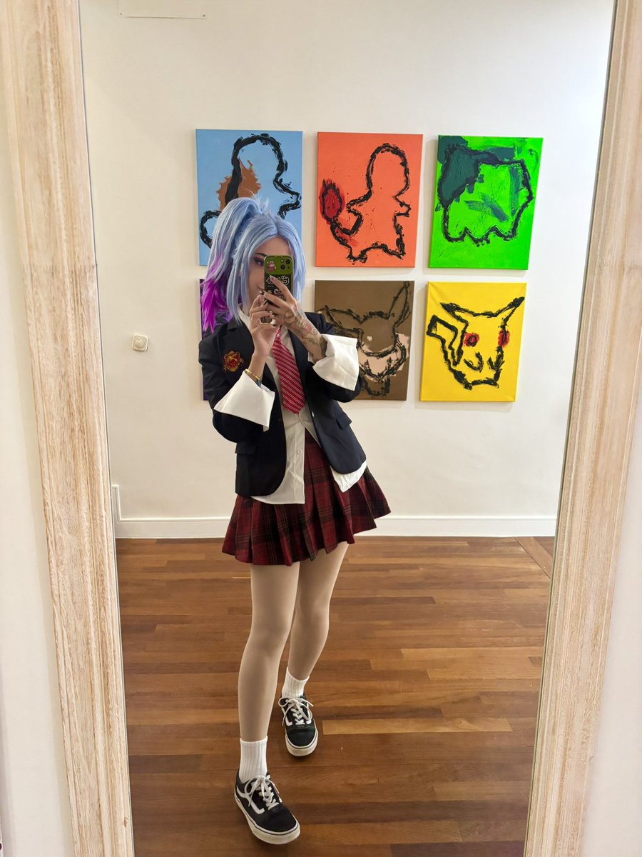 Voy de camino a Caja Mágica. El taxista me va preguntado si soy colegiala buena o mala, tu qué opinas? Xd