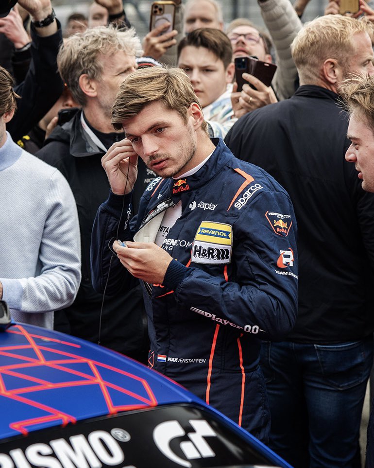 🇩🇪 | MAX VERSTAPPEN CONSIGUIÓ SU PERMISO HACE UNA SEMANA.

Hoy debuta en la Ferrari 296 GT3 y se lleva la victoria !!!!!

ES EL MEJOR PILOTO DE LA HISTORIA. 🦁