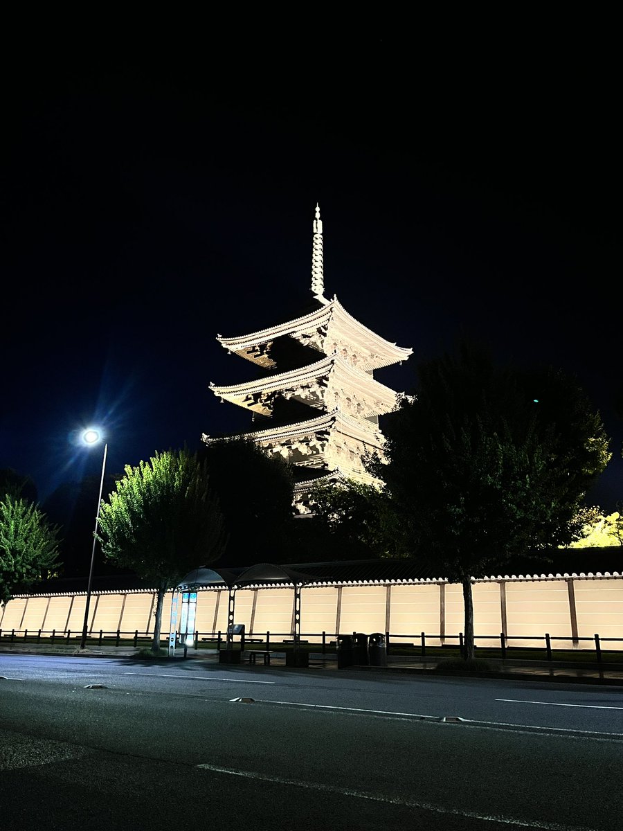 kyoto_city_k's tweet image. 今日の京都の夜散歩
東寺の五重塔です
夜はライトアップされて美しく見えます
毎月21日の弘法さんもいいですが、桜や紅葉の時期の東寺のライトアップもいいですよ
#kyoto #toji #lightup #五重の塔 #日本一 #sbhawks