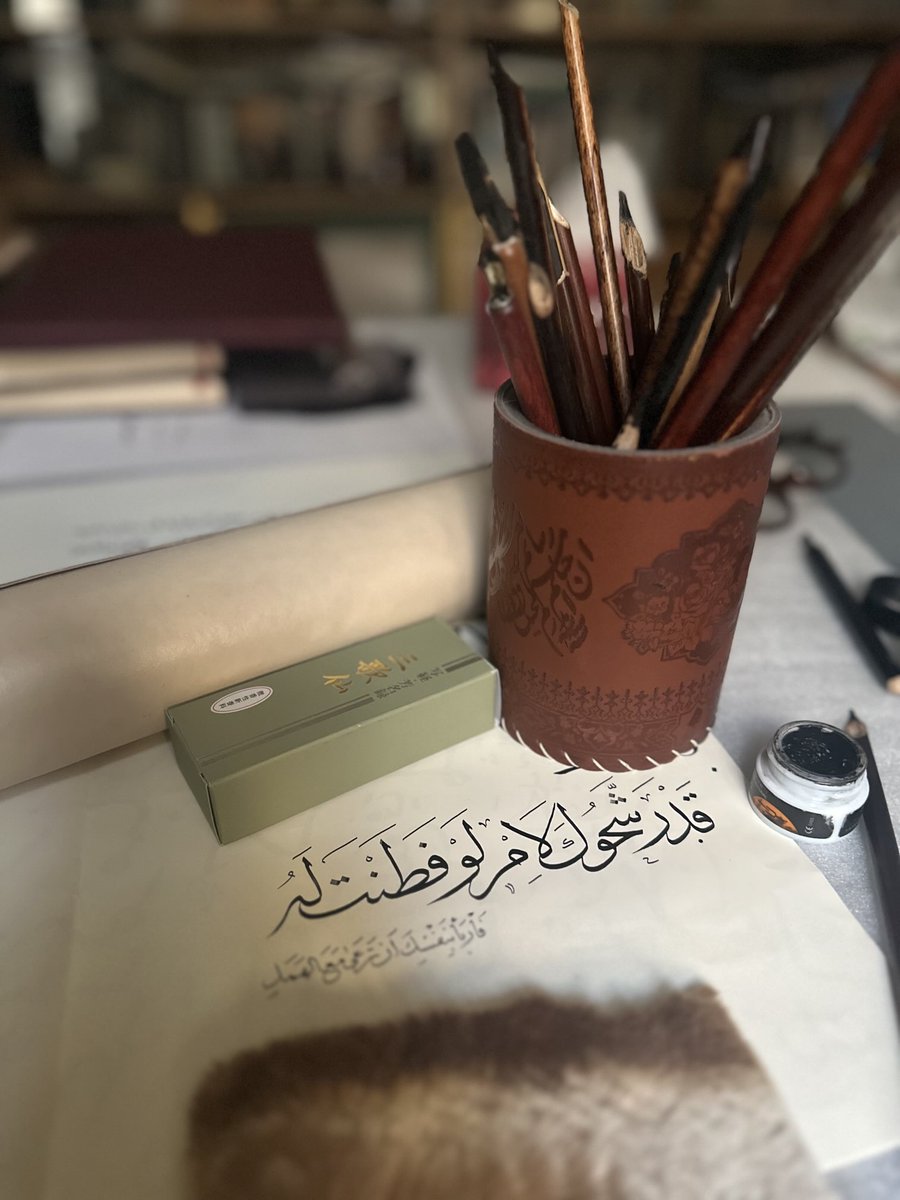 BankiObaida's tweet photo. مُلْكُ القناعةِ لا يُخْشَى عليه ولا
يُحتاجُ فيه إِلى الأنصار والخَوَلِ

ترجو البَقاءَ بدارِ لا ثَباتَ لها
فهل سَمِعْتَ بظلٍّ غيرِ منتقلِ

ويا خبيراً على الأسرار مُطّلِعاً
اصْمُتْ ففي الصَّمْت مَنْجاةٌ من الزَّلَلِ

قد رشَّحوك لأمرٍ لو فطنتَ لهُ
فاربأْ بنفسكَ أن ترعى مع الهَمَلِ https://t.co/esKwTlciaC