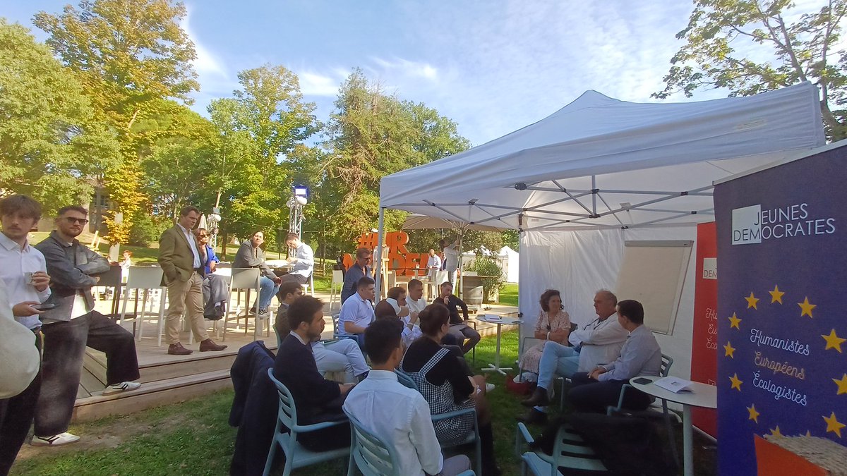 Atelier entre <a href="/TeamPlanete/">Démocrates pour la planète</a> et les <a href="/J_Democrates/">Jeunes Démocrates</a> sur la #surconsommation aux #URMoDem dans le cadre d'un groupe de travail conjoint.  Échange avec <a href="/ITolleret/">Irène Tolleret 🇨🇵🇪🇺🇺🇦🚀!</a>, <a href="/JimmyPahun/">Jimmy Pahun</a> et <a href="/EliasKari78/">Elias Kari</a>.
Un enjeu de société et environnemental sur lequel nous allons travailler ensemble.