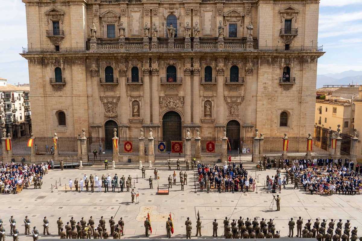 FUTER_ET's tweet photo. La #BrigadaGuzmánelBueno ha celebrado en #Jaen1200 una solemne Jura de Bandera para personal civil en la que mas de 400 jienenses han sellado su compromiso con España.
¡Enhorabuena a todos los jurandos! #40AniversarioBRIX      #Sedfuertesenlaguerra
#SomostuEjército https://t.co/YNXtVs9z2R