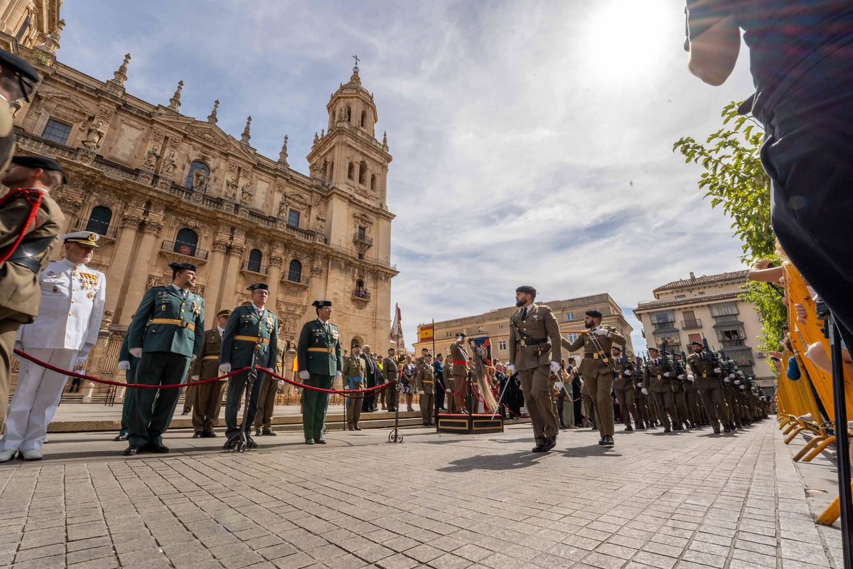 FUTER_ET's tweet photo. La #BrigadaGuzmánelBueno ha celebrado en #Jaen1200 una solemne Jura de Bandera para personal civil en la que mas de 400 jienenses han sellado su compromiso con España.
¡Enhorabuena a todos los jurandos! #40AniversarioBRIX      #Sedfuertesenlaguerra
#SomostuEjército https://t.co/YNXtVs9z2R