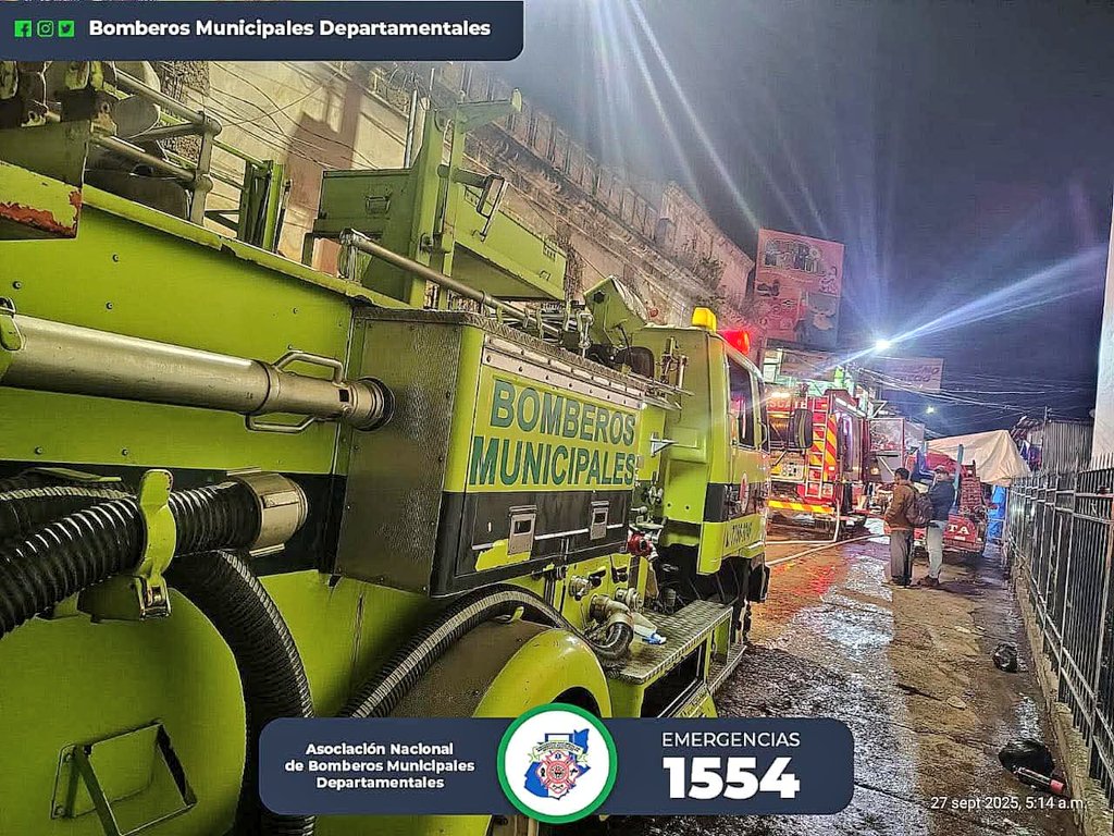 MADRUGADA:

Incendio consumió varias galeras en las afueras del mercado municipal de Santa Cruz del Quiché.