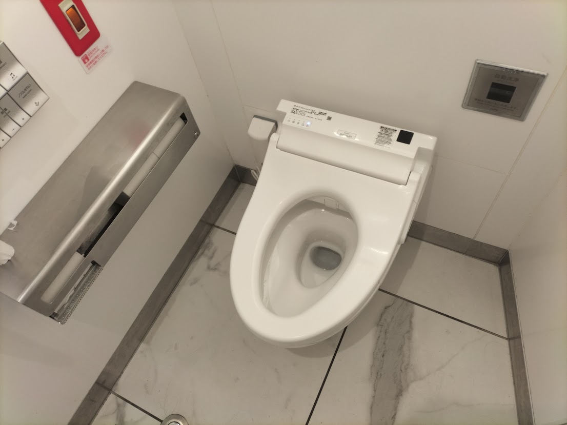 Mame_toilet's tweet photo. 東急多摩川駅のトイレ(改修後)
物凄いキレイになりました。
内装もお洒落で、今の東急ならトップレベルのトイレです。
手指乾燥機は、あまり見ないクリーンドライの吸引タイプです。
便座クリーナーも東急では少なめの大型タイプ、乳幼児設備もCombi製と、東急では見ないような設備が多いです。 https://t.co/DMIhihJ2wo