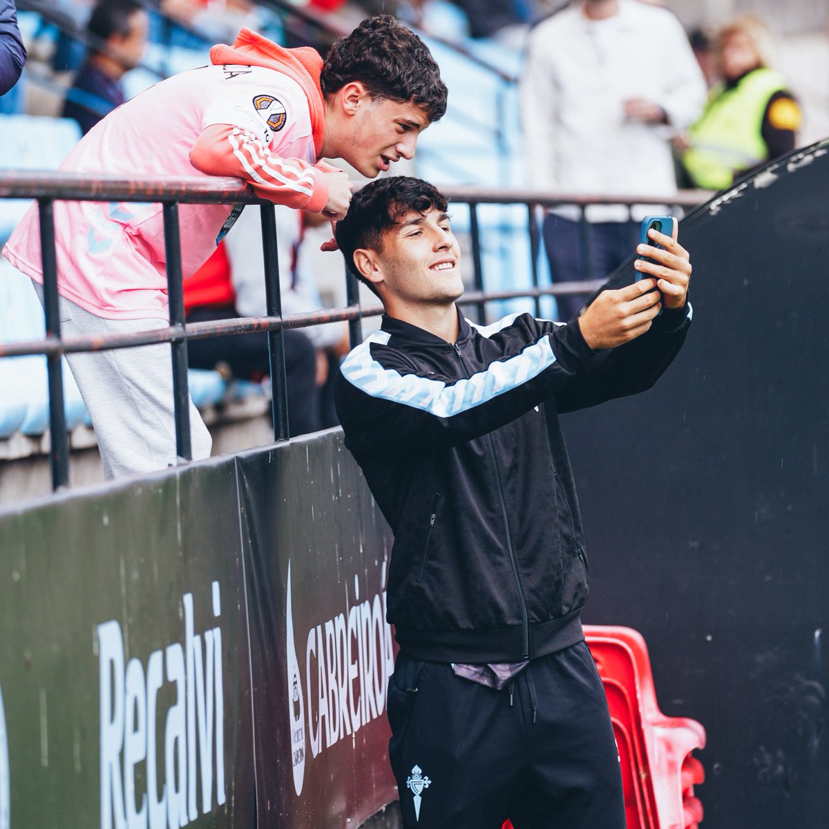 Yoel Lago e Manu Fernández, presentes en Barreiro para apoiar ao Celta Fortuna.

Orgullo de canteira! 🩵