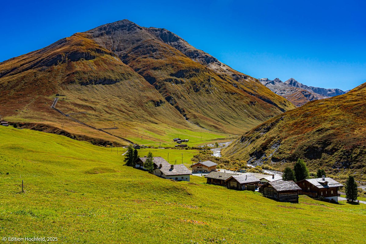 VHochfeld's tweet photo. zwischen dem Splügenpass und der Viamala zweigt eine schmale kurvige Bergstraße über Ferrera ins Aversertal ab. Viele Weiler bilden den Ort #Avers und am Talende, in #Juf, befindet man sich auf dem "Dach Europas", denn hier auf 2300m Höhe liegt die höchste, ganzjährig bewohnte Siedlung Europas. #FinisTerra #Graubünden #landscapephotography #alps #solitude