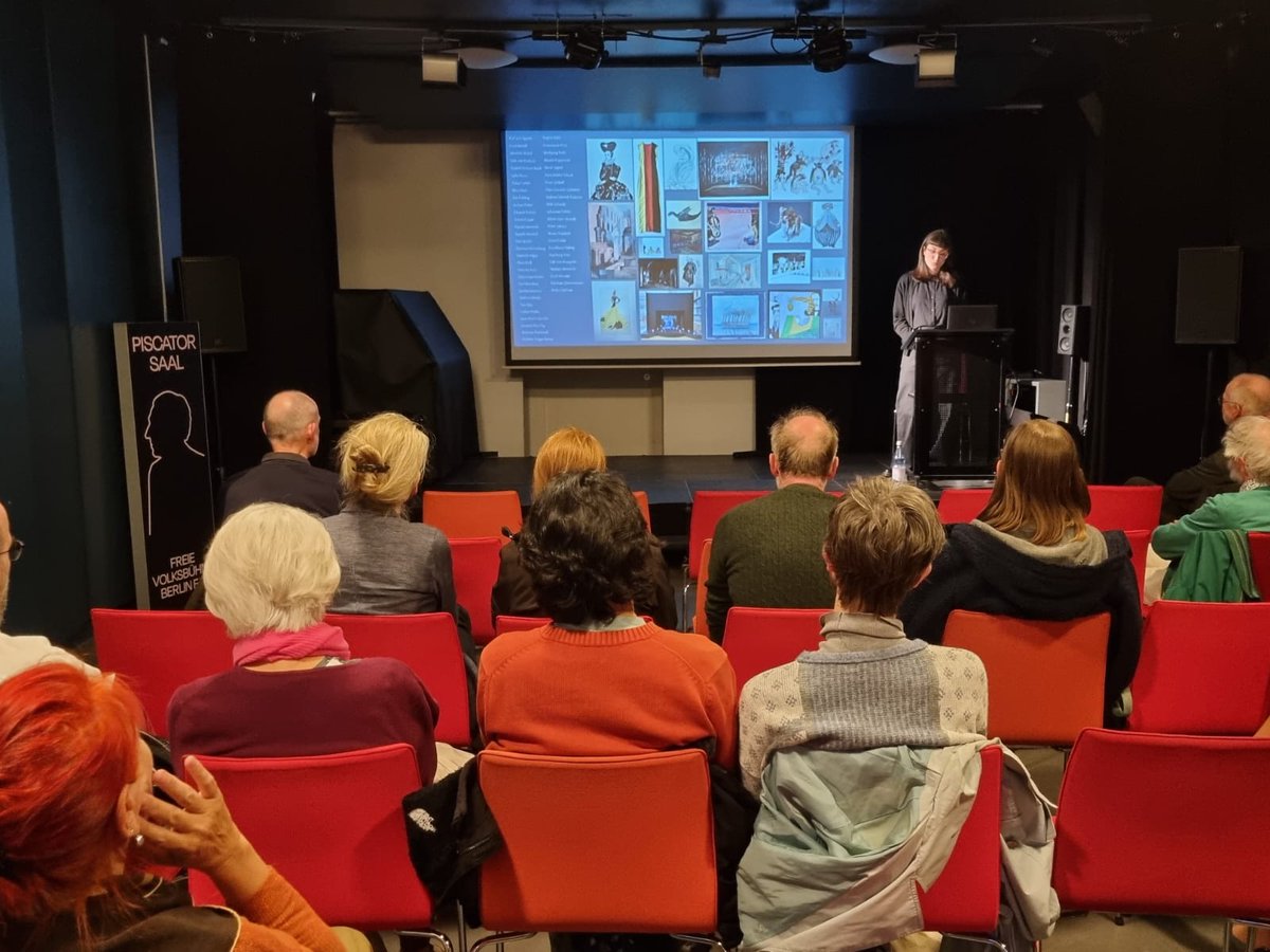 Theaterges's tweet photo. Gestern beim Gesellschaftsabend gab Katja Weingartshofer interessante Einblicke in die Bühnen- und Kostümbildbestände des Archivs Darstellende Kunst der Akademie der Künste. Was für ein schöner und gut besuchter Abend.  #theatergeschichte https://t.co/Ny2zAPG3G9 (Fotos: © frb) https://t.co/iOr2EtQwFp