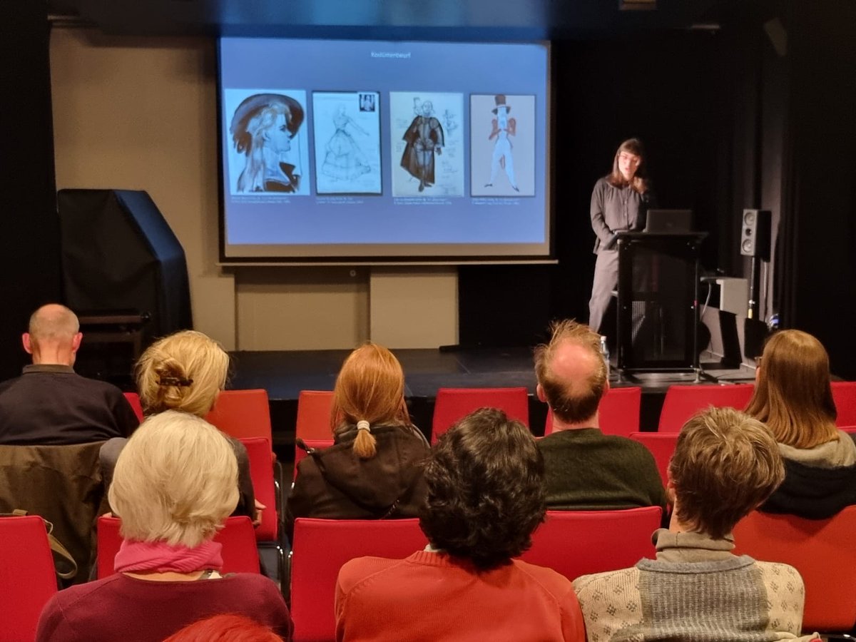 Theaterges's tweet photo. Gestern beim Gesellschaftsabend gab Katja Weingartshofer interessante Einblicke in die Bühnen- und Kostümbildbestände des Archivs Darstellende Kunst der Akademie der Künste. Was für ein schöner und gut besuchter Abend.  #theatergeschichte https://t.co/Ny2zAPG3G9 (Fotos: © frb) https://t.co/iOr2EtQwFp