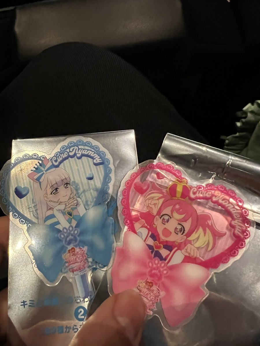 li_roselia's tweet photo. [譲渡]プリキュア映画 入場者特典 うちわ型クリアカード 

譲→画像の通り

求→スカイ リリアン ズキューン キッス

新宿バルト9での交換もしくは都内か千葉での交換になります。
検索からでもお気軽にお声掛けください https://t.co/uEihMrMi6u