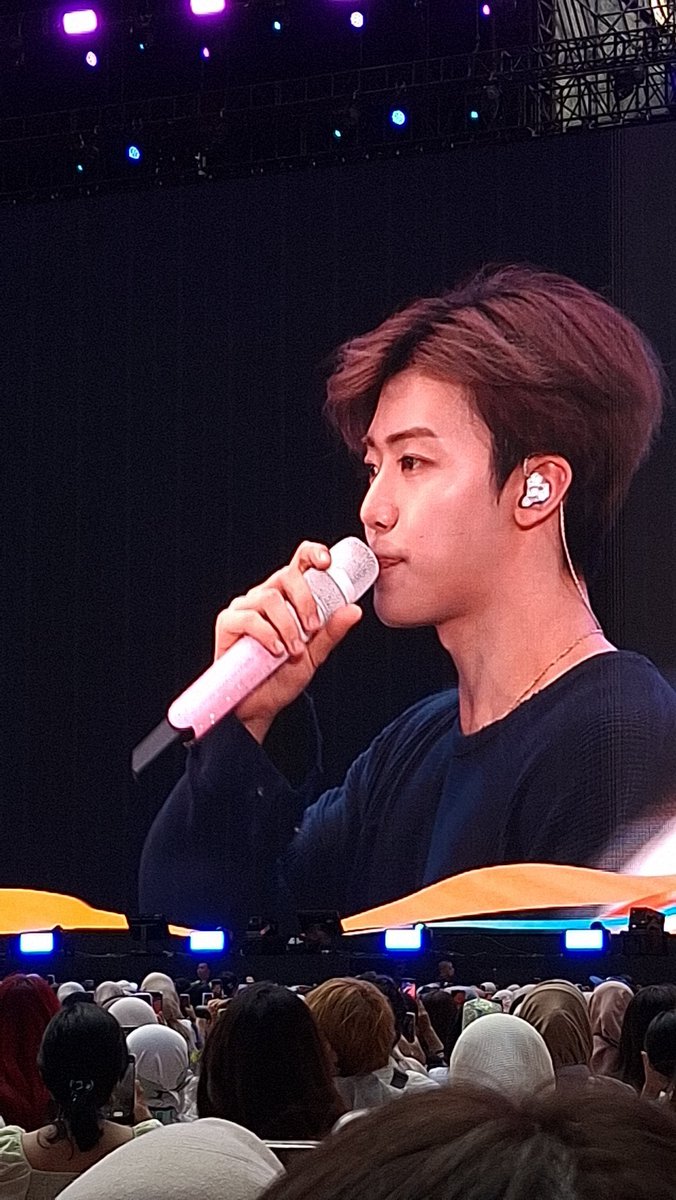 hourlyjaeminn's tweet photo. 250927 tds4 in jkt day 1 souncheck

Jaemin today✨✨ Our billboard artist!

#JAEMIN #재민 #ジェミン https://t.co/OeqtTeWIUO