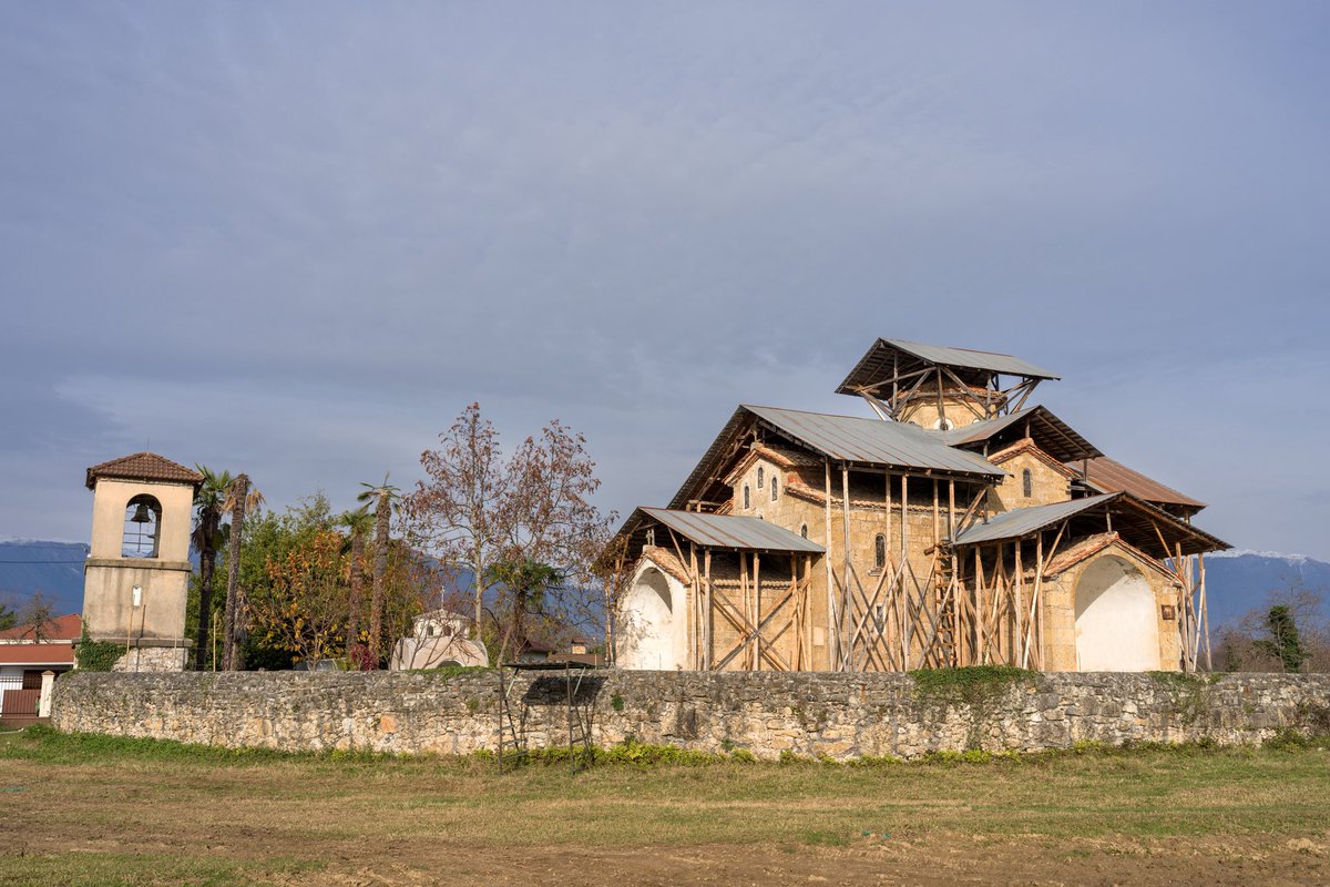 Estraniero's tweet photo. #Кавказ, декабрь 2024: #Церковь Успения в с. Лыхны, X–XI вв. / #Caucasus, December 2024: #Church of the Dormition of the Blessed Virgin Mary in the village of Lykhny, 10th–11th centuries

 #photooftheday #travel #hasselblad #hasselbladx2d #x2d #xcd38v #photography #artemkuzminykh https://t.co/L5pVqBGuf1