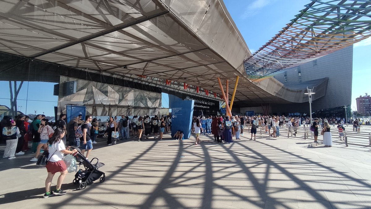 kr4zyb0y's tweet photo. @comicconmalaga
@comicconspain
@comiccon 
@FACUA
 
Podemos decir ya que habéis vendido más entradas que aforo, o todavía no???
Lo digo porque la entrada al recinto está cerrada por aforo completo https://t.co/7JgWi9PX2Q