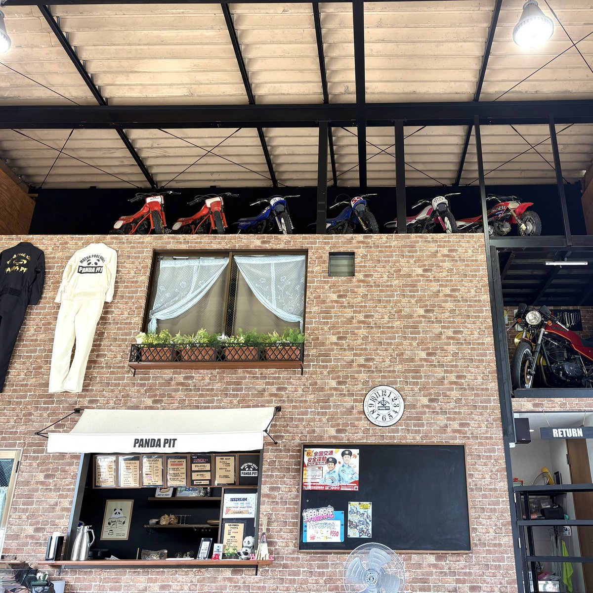 candy_mogmog_'s tweet photo. 今日は、サルサドッグ🌭を食べにライダーズカフェまで走ってきました🏍️〜
少し秋を感じちゃいました!
#PANDAPIT 🐼 https://t.co/cbh1dpdL8w