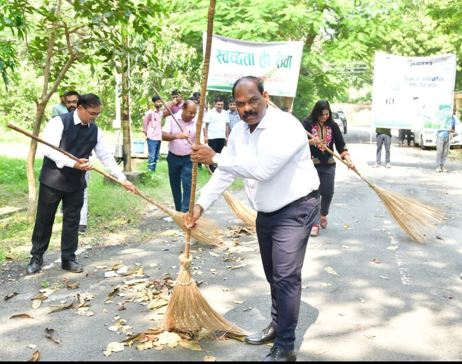🧹✨ Gliders India Limited (Hq) shines bright after the successful Swachhata Hi Seva campaign 5.0!
The massive Shramdaan was led by CMD Sri M. C. Balasubramaniam. A strong commitment to a cleaner India was shown by Shri S. P. Patnaik (Dir/Fin), officers, &amp; staff during the event.