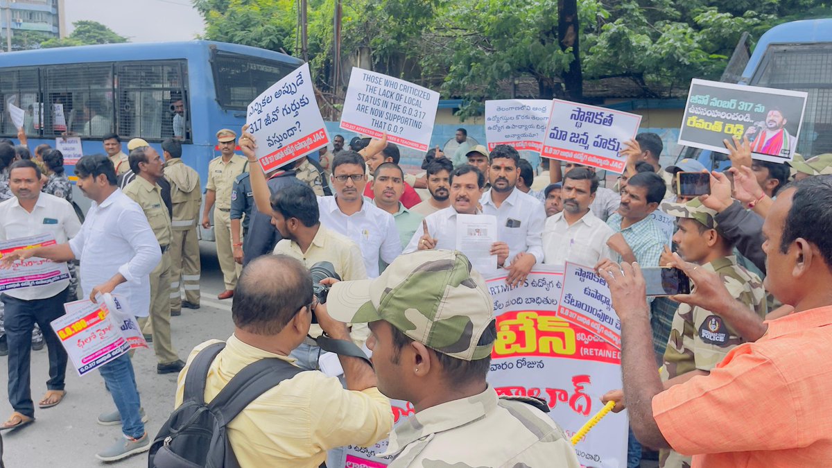 GO317Victims's tweet photo. @bigtvtelugu @SignalTVtelugu @tv5newsnow @TV9Telugu @NtvTeluguLive @sakshinews @YOYOTVChannel1 @abntelugutv @namastetelangan @MirrorTvTelugu @Tolivelugu @ManaToliVelugu @inewstelugu @etvtelangana @mnirm @V6News @ndtv @IndiaToday @ShanarthiNews3 @dishatelugu @TeluguScribe జీవో317 బాధిత ఉద్యోగ ఉపాధ్యాయుల JAC ఛలో హైదరాబాద్ పిలుపు మేరకు స్థానికత ఆధారంగా 317 బాధిత ఉద్యోగ ఉపాధ్యాయుల శాశ్వత కేటాయింపులు వెంటనే జరపాలని ఈరోజు సెక్రటేరియట్ని ముట్టడించిన 317 బాధిత ఉద్యోగ ఉపాధ్యాయులు. https://t.co/22IBJ5wE2V