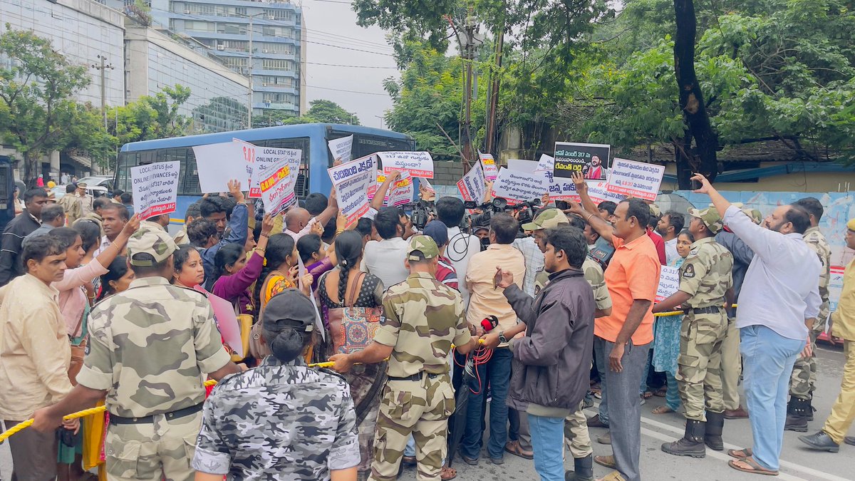 GO317Victims's tweet photo. @bigtvtelugu @SignalTVtelugu @tv5newsnow @TV9Telugu @NtvTeluguLive @sakshinews @YOYOTVChannel1 @abntelugutv @namastetelangan @MirrorTvTelugu @Tolivelugu @ManaToliVelugu @inewstelugu @etvtelangana @mnirm @V6News @ndtv @IndiaToday @ShanarthiNews3 @dishatelugu @TeluguScribe జీవో317 బాధిత ఉద్యోగ ఉపాధ్యాయుల JAC ఛలో హైదరాబాద్ పిలుపు మేరకు స్థానికత ఆధారంగా 317 బాధిత ఉద్యోగ ఉపాధ్యాయుల శాశ్వత కేటాయింపులు వెంటనే జరపాలని ఈరోజు సెక్రటేరియట్ని ముట్టడించిన 317 బాధిత ఉద్యోగ ఉపాధ్యాయులు. https://t.co/22IBJ5wE2V