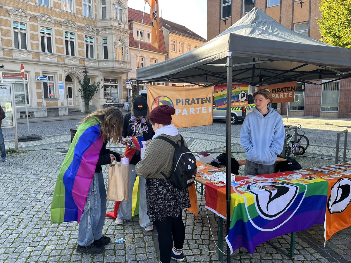 So, in einigen Minuten startet der #CSD Stendal, Infostand steht, auch Dank tatkräftiger Hilfe von Jupi Nils <a href="/Piratenpartei/">Piratenpartei</a> <a href="/PiratenBerlin/">Piraten Berlin</a> <a href="/JungePiraten_DE/">Junge Piraten 📯🏳️‍🌈</a>