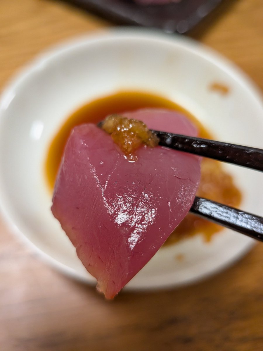 数時間前まで相模湾で泳いでいたモッチモチのカツオにすりおろしニンニクを乗せて食べてる