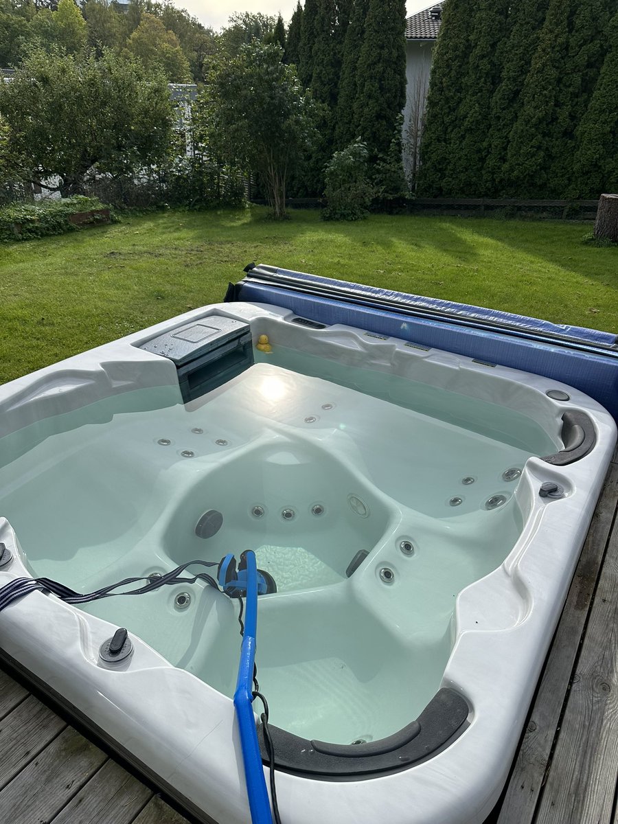 tpemer's tweet photo. Den årstiden igen… 🍁🍂 #prepforwinter #jaccuzi #bathseason https://t.co/uie8Kg8I8Q